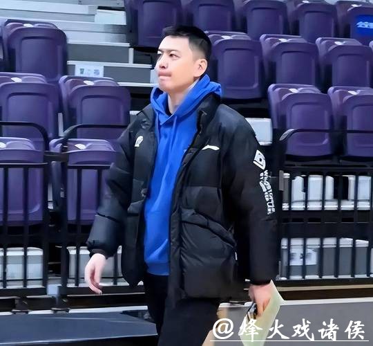 CCTV5直播聚焦：辽宁男篮大战山东高速，杨鸣与邱彪教练智斗，胜负难料